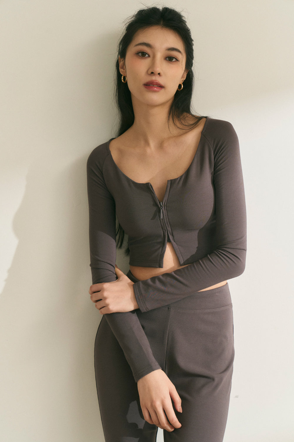 (最後現貨) Front Zip Long Sleeve Bra Top<br/>寬領美胸拉鍊長袖Bra Top -【XS、S】 By Beigy - Milu