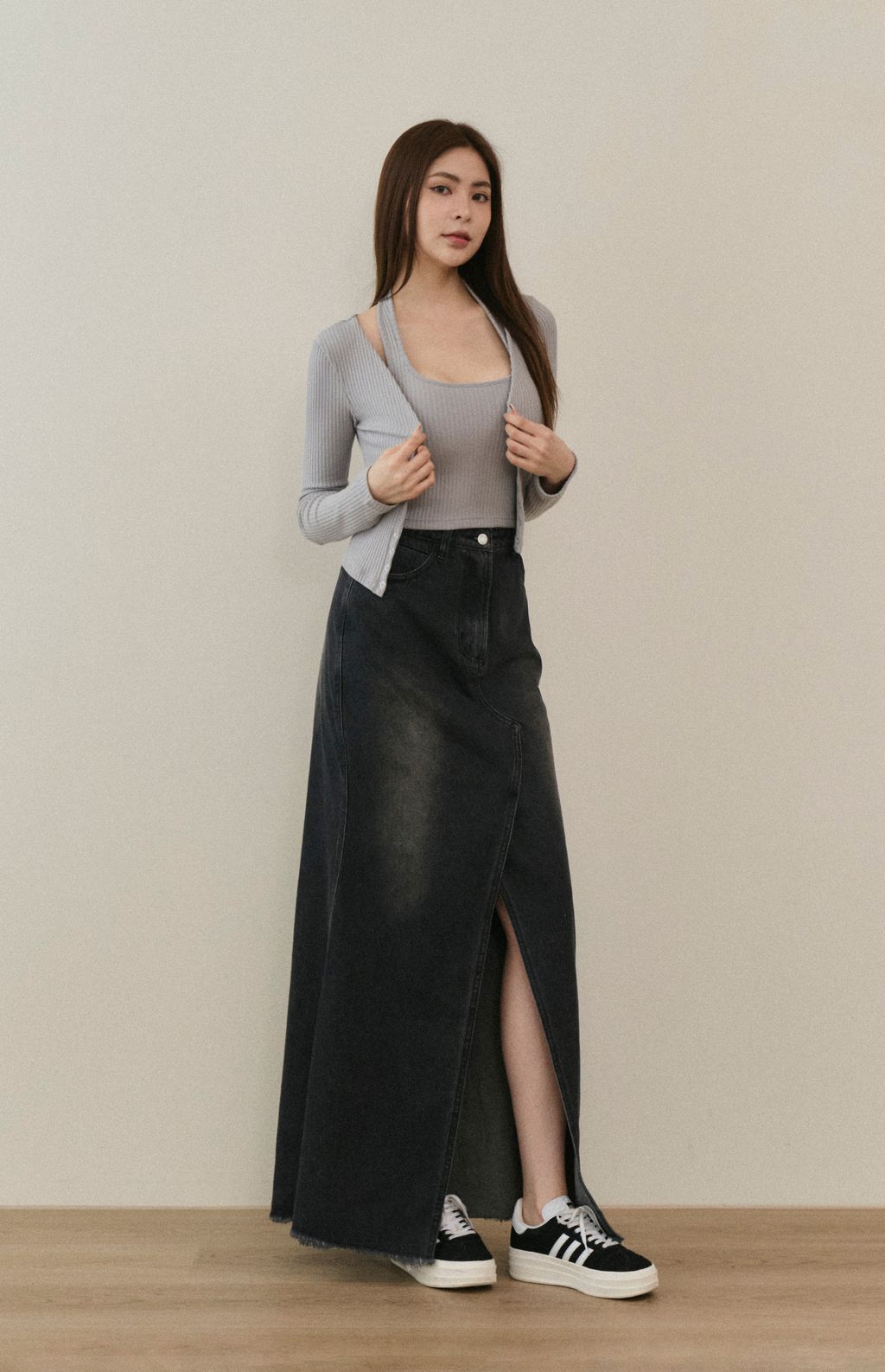 Thin Rib Knit Snap Button Cardigan<br/>坑條薄針織暗釦V領外套