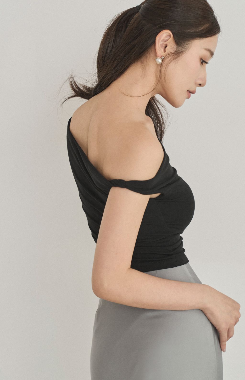 Twist Asymmetric Off-Shoulder Bra Top<br/>扭結斜肩Bra Top