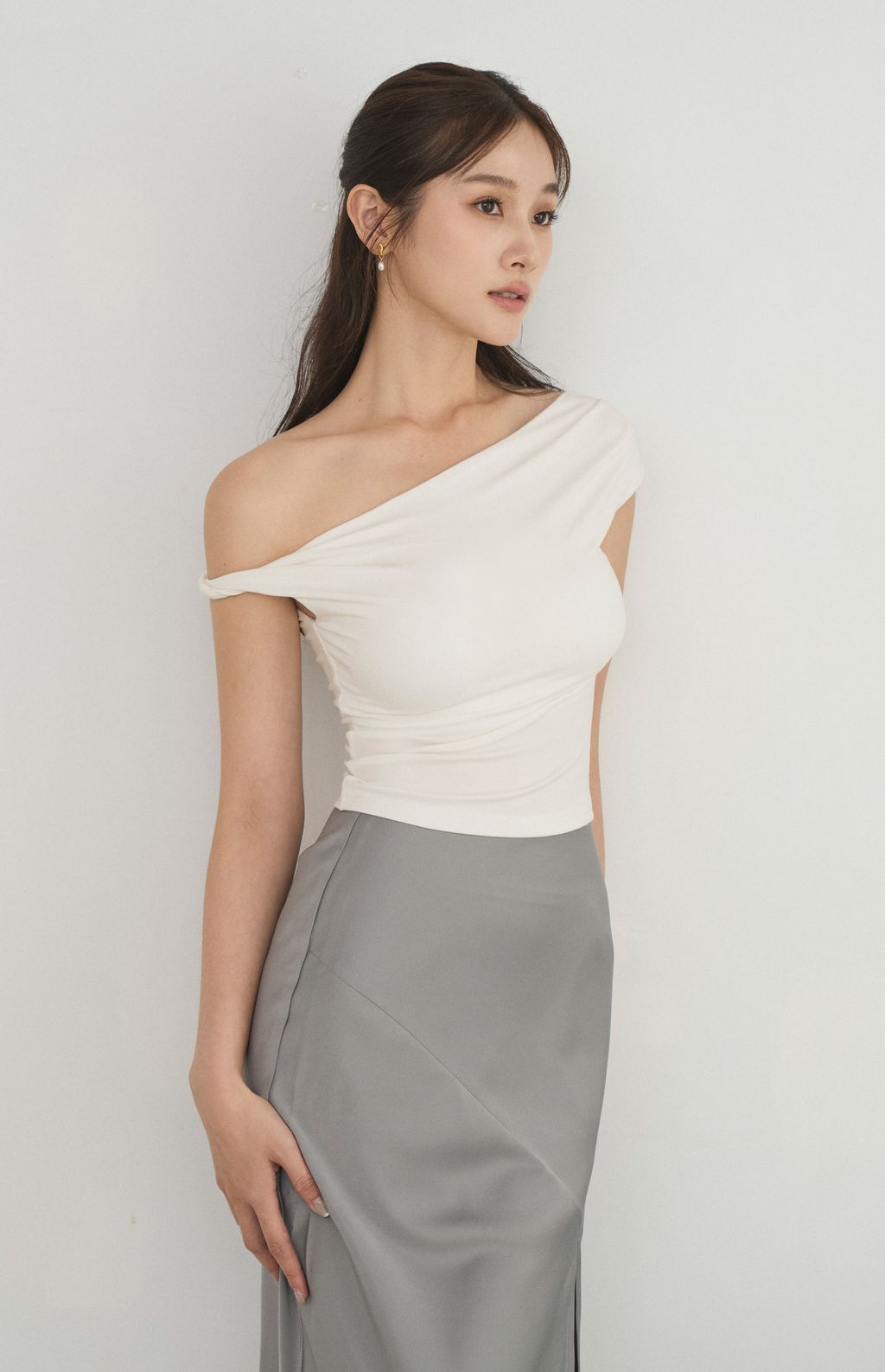 Twist Asymmetric Off-Shoulder Bra Top<br/>扭結斜肩Bra Top