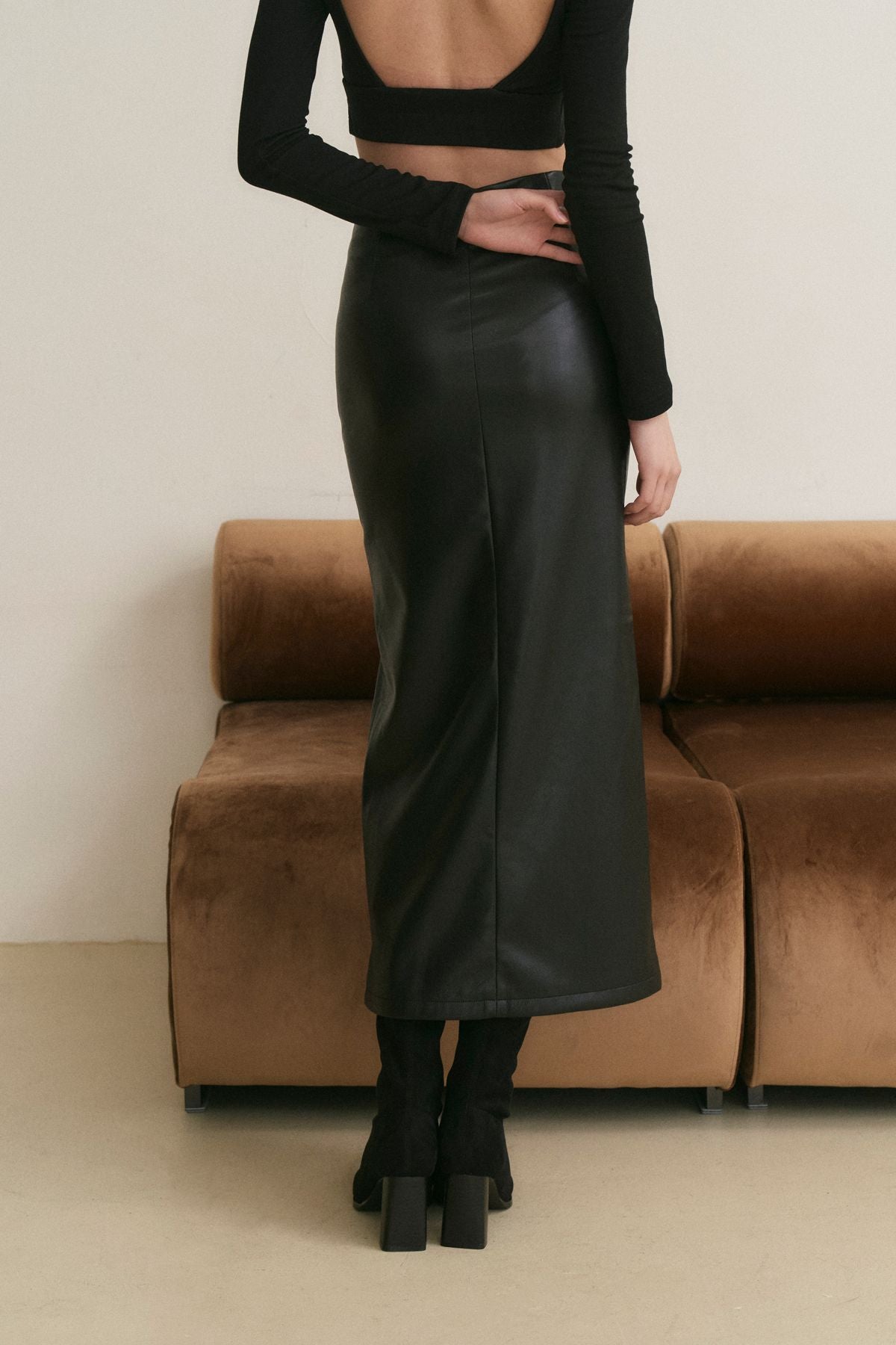 Front Slit Leather Long Skirt (質感前開衩皮長裙) By Beigy - Milu