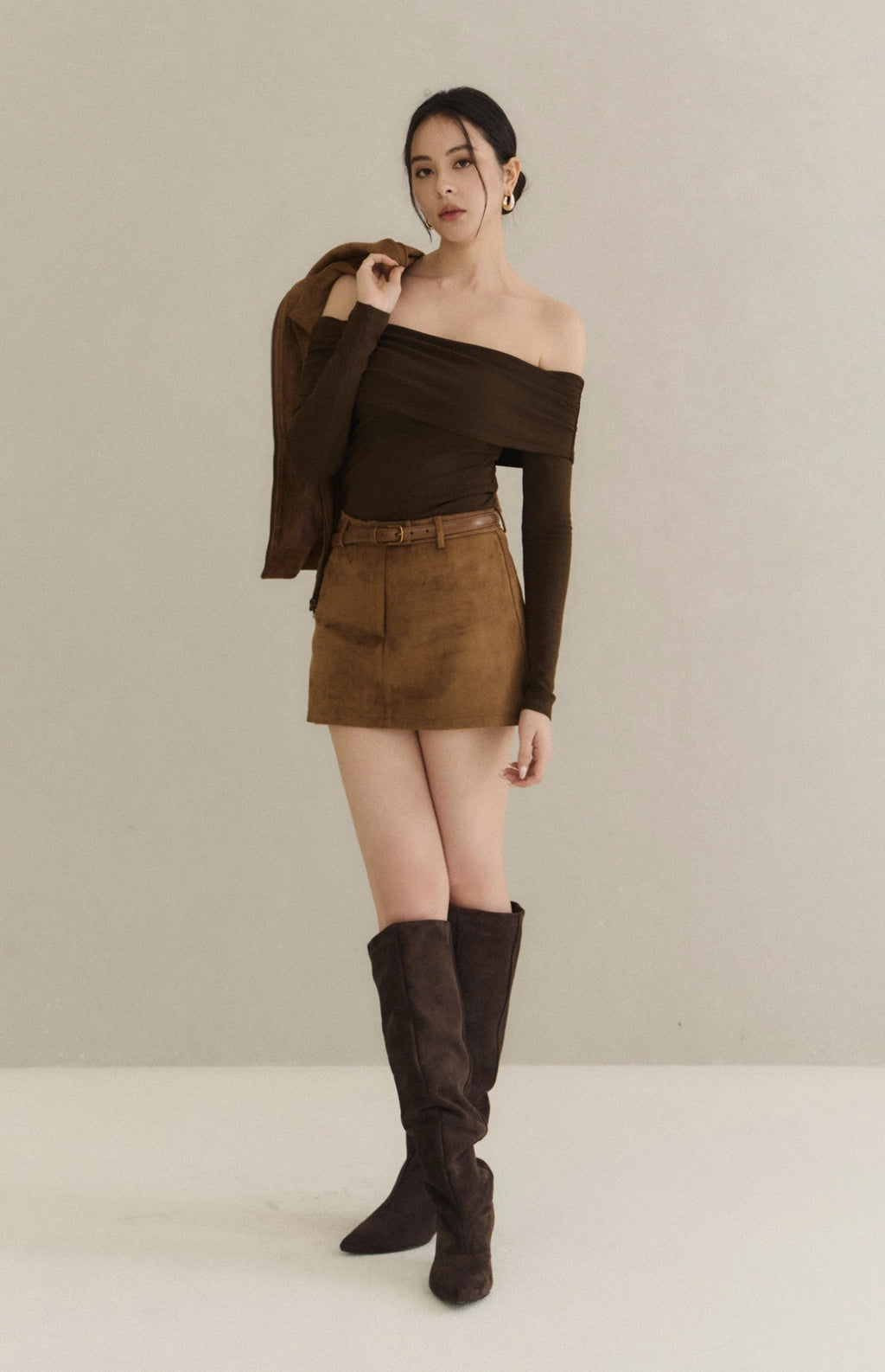 (現貨) Draped Off-Shoulder Side-Ruched Sueded Bra Top<br/>平口翻領側抓皺磨毛長袖Bra Top