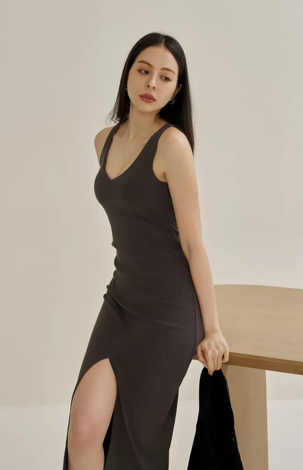 Rib Knit V-Neck Bra Dress<br/>坑條V領美胸前開衩Bra Dress