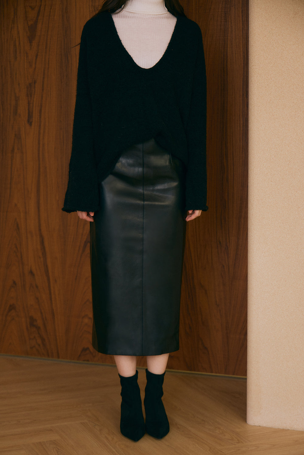 【預購】Faux Leather Midi Skirt (彈性皮革中長裙)