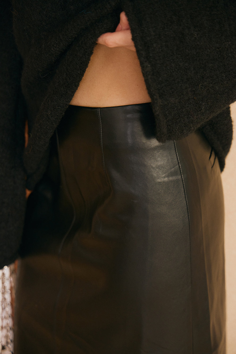 【預購】Faux Leather Midi Skirt (彈性皮革中長裙)