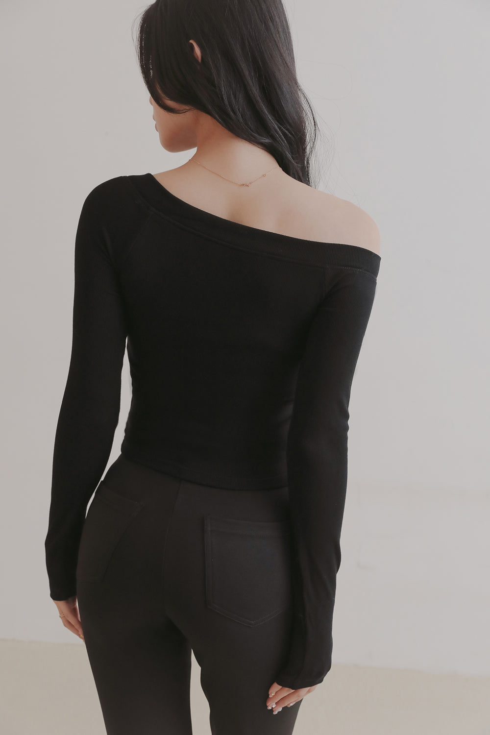 Elegant Rib Knit Asymmetric One-Shoulder Long Sleeve BraTop (一見鍾情羅紋露肩長袖襯墊上衣)