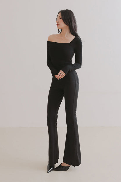 Elegant Rib Knit Asymmetric One-Shoulder Long Sleeve BraTop (一見鍾情羅紋露肩長袖襯墊上衣)