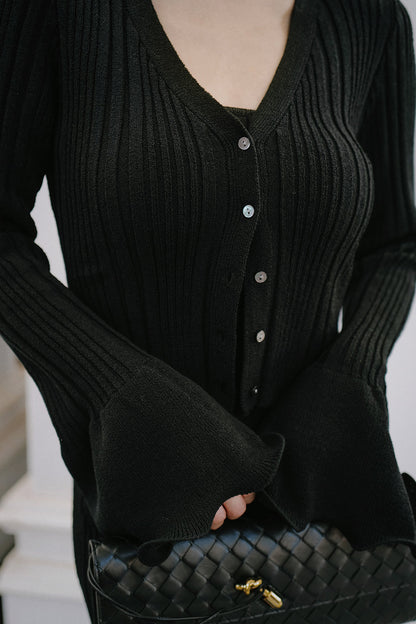 Wide Ribbed Knit Ruffle Sleeve Cardigan (坑條針織荷葉袖排釦V領上衣)