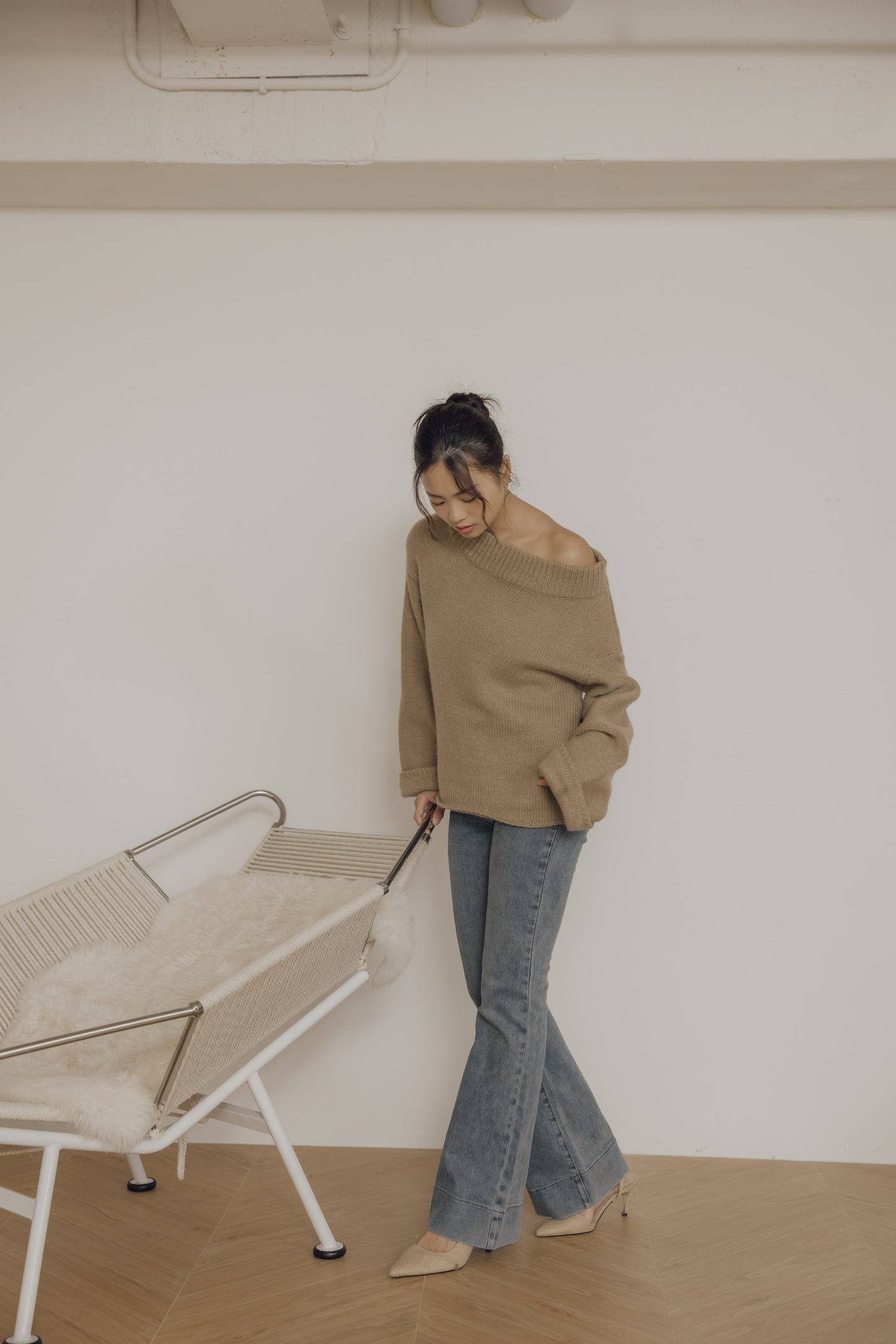 Knit Off-Shoulder Sweater (粗針圓領摺袖毛衣)