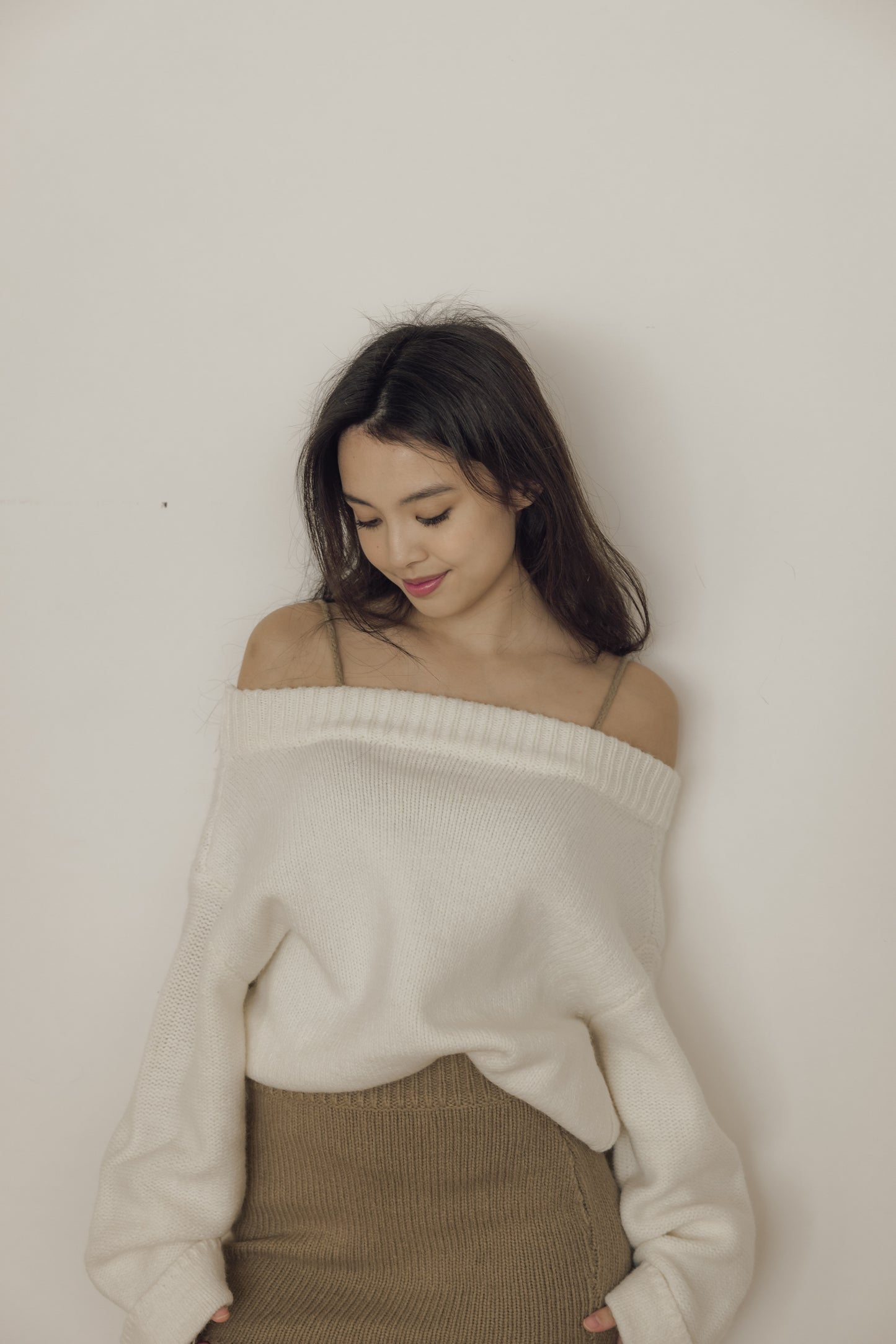 Knit Off-Shoulder Sweater (粗針圓領摺袖毛衣)