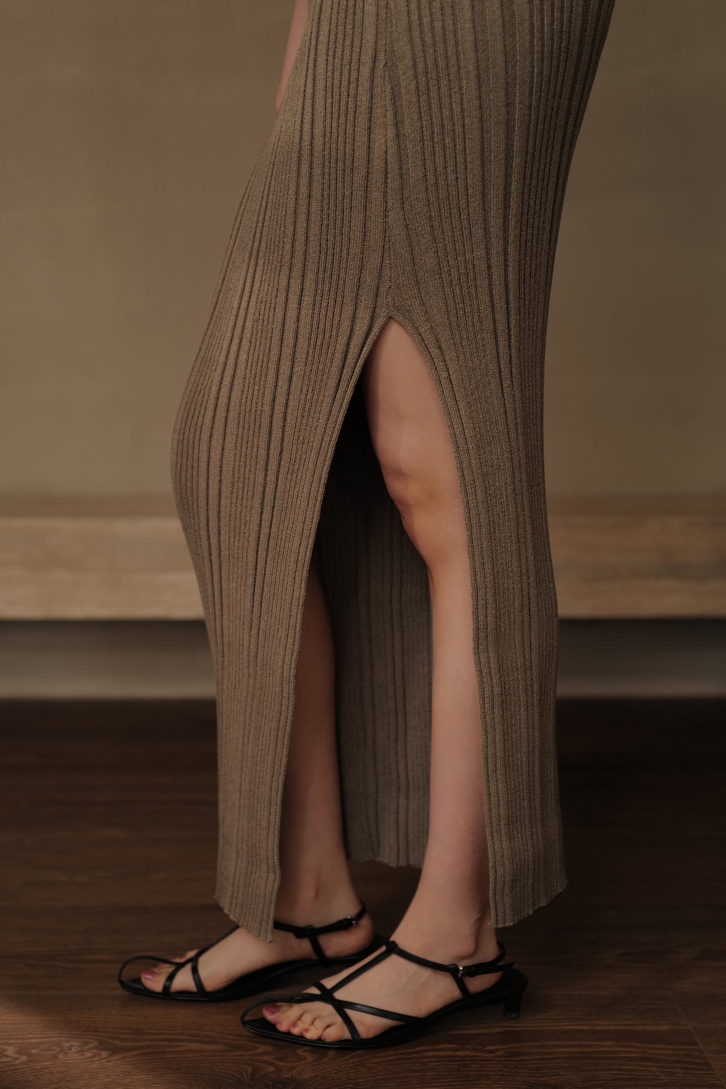 Wide Ribbed Knit Midi Skirt With Slit (針織側開岔裙)