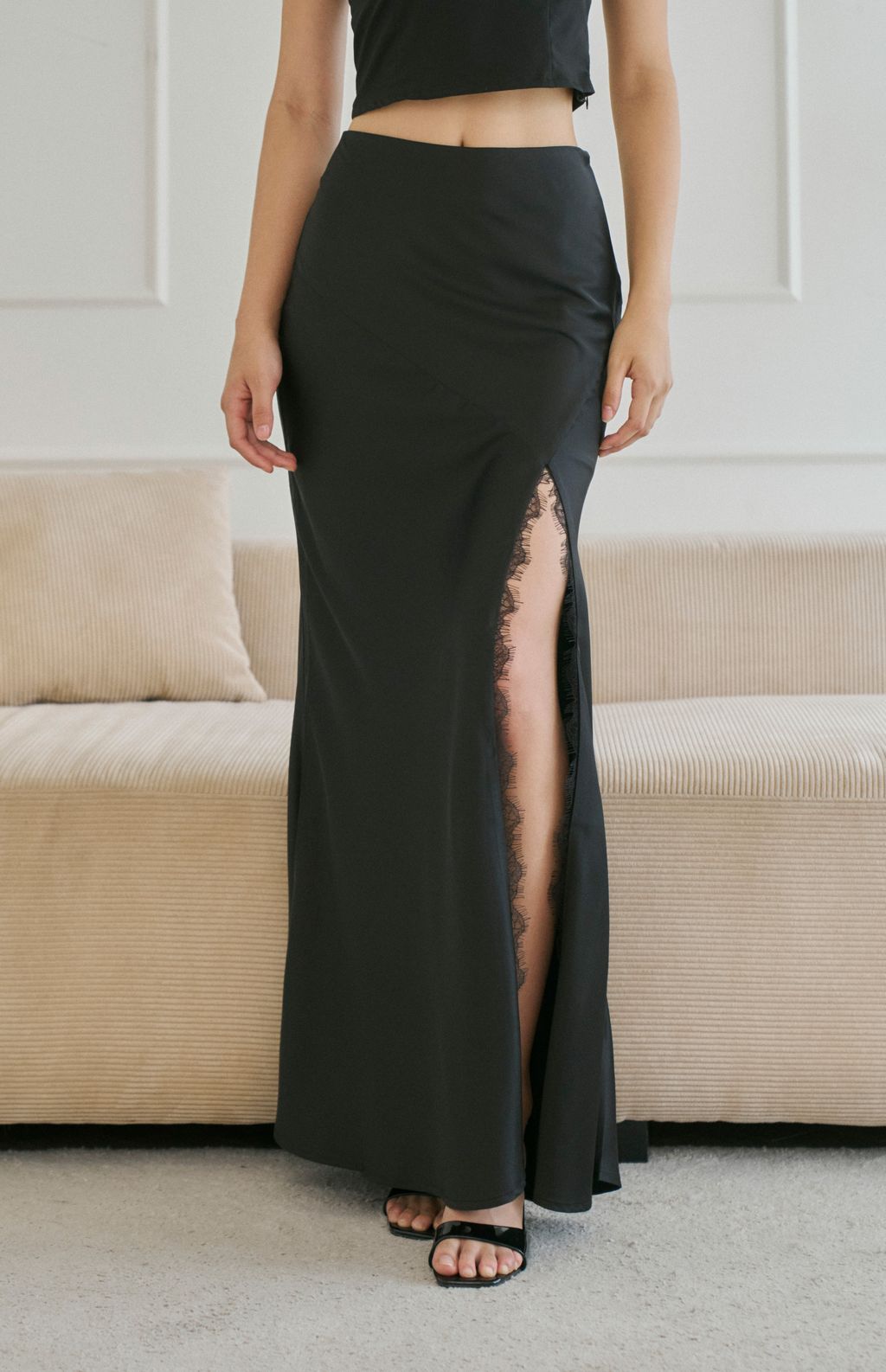 Satin Lace Slit Long Skirt<br/>緞面拼接蕾絲開衩長裙