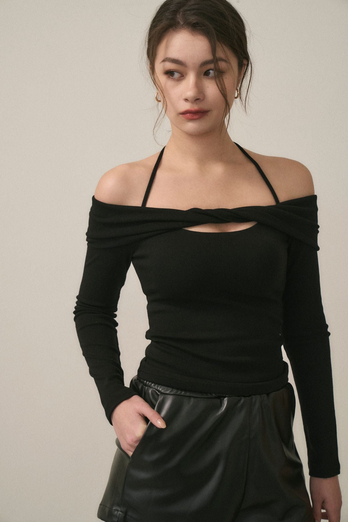 Twist Off-Shoulder Bra Top (扭結一字領綁帶Bra Top)