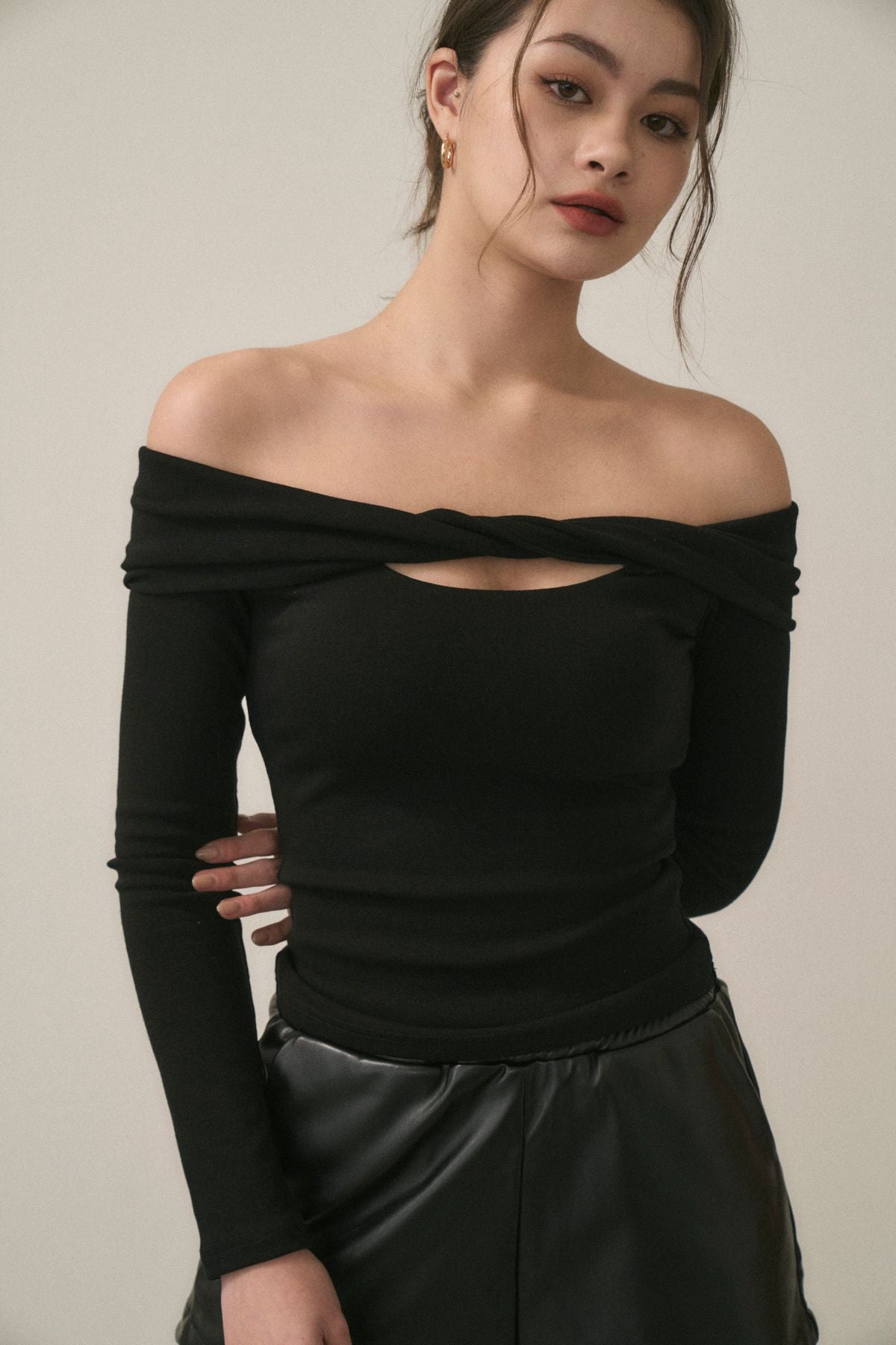 Twist Off-Shoulder Bra Top (扭結一字領綁帶Bra Top)