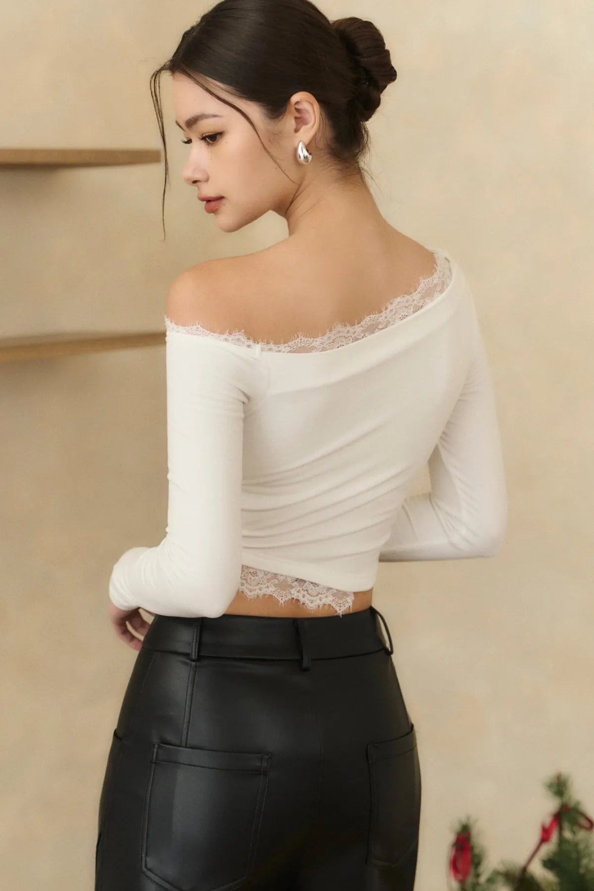 Lace Asymmetrical Sueded Bra Top<br/>蕾絲斜肩磨毛長袖Bra Top