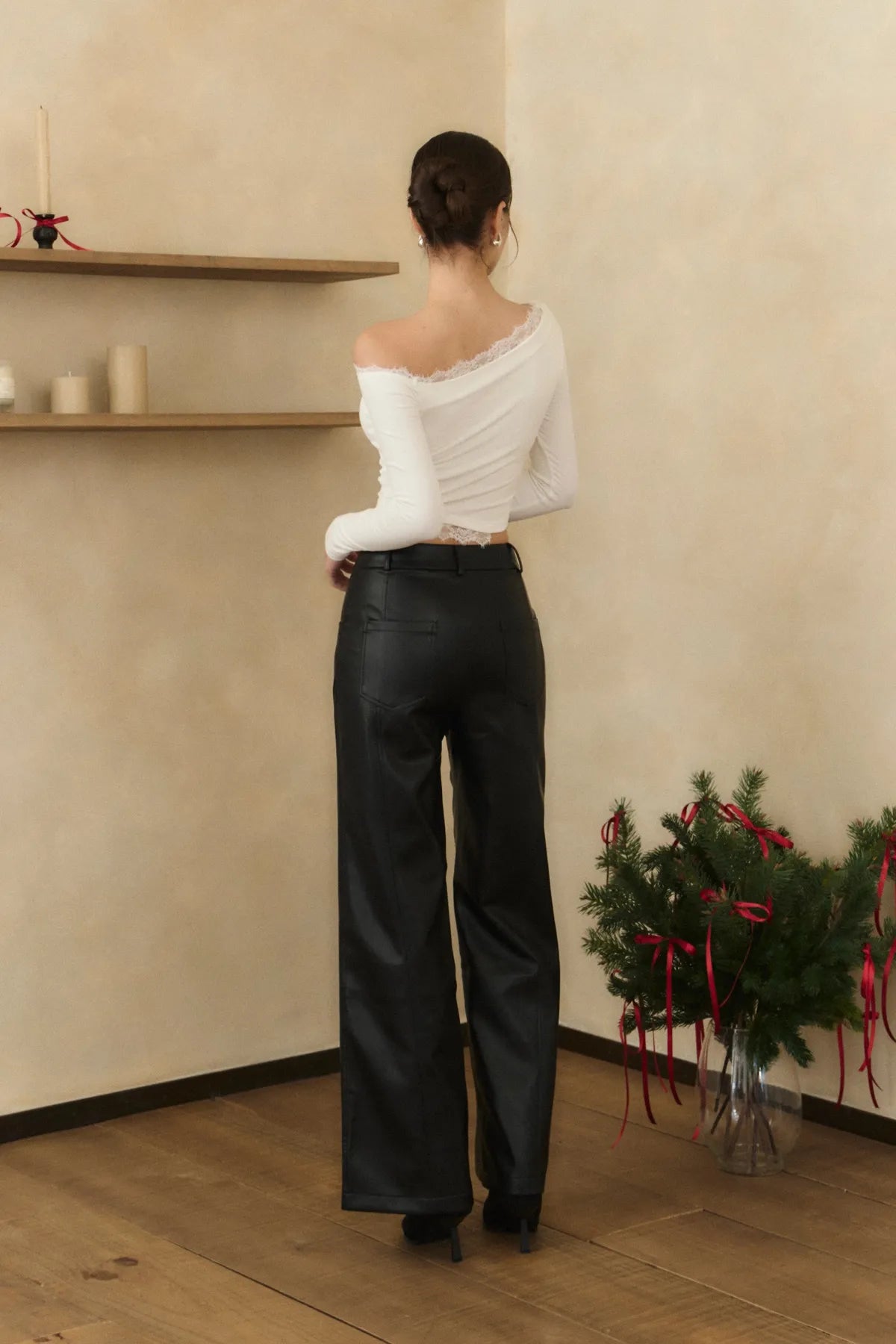 Lace Asymmetrical Sueded Bra Top<br/>蕾絲斜肩磨毛長袖Bra Top