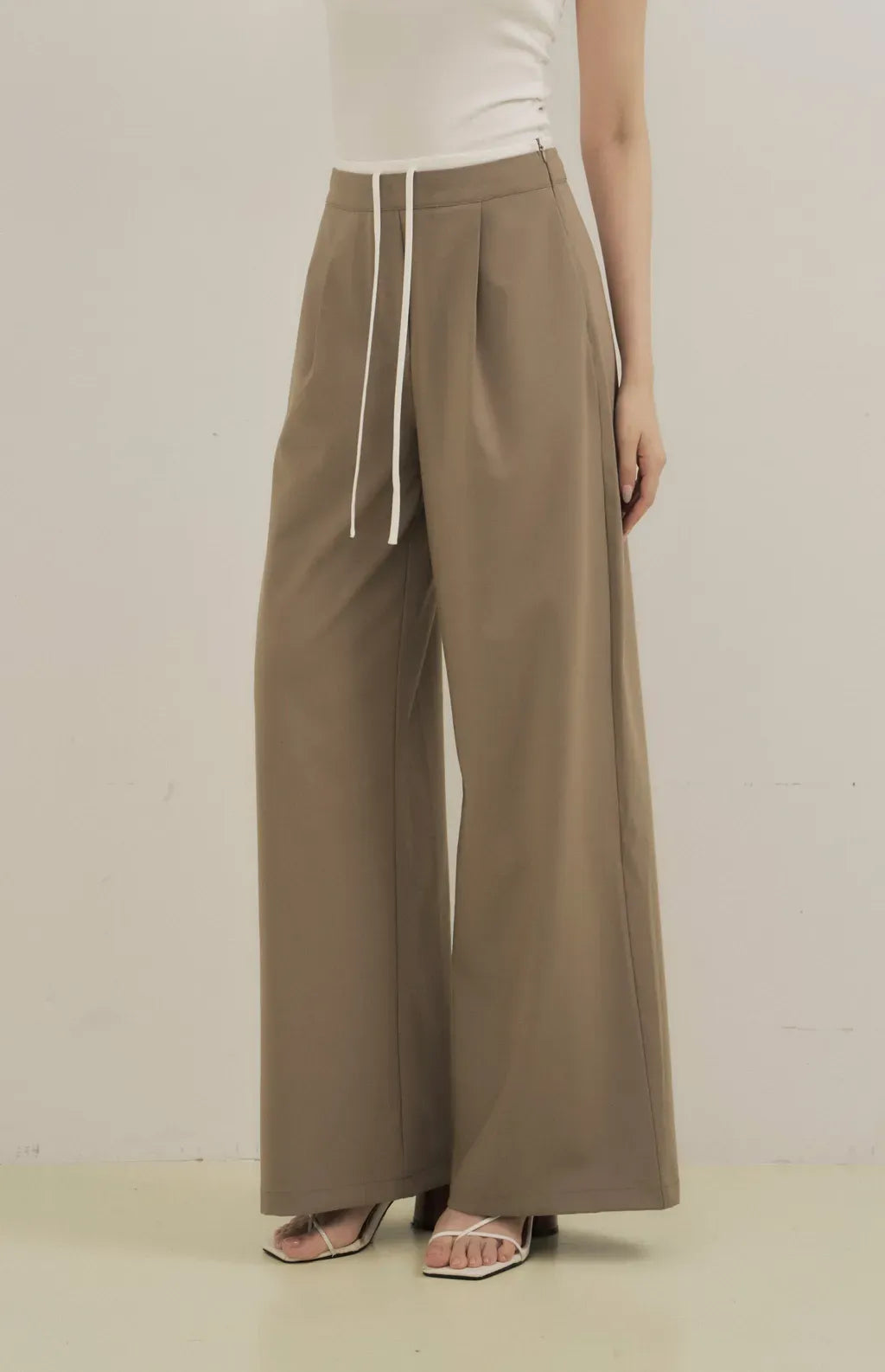 Drawstring Flared Chino<br/>抽繩撞色落地西裝褲