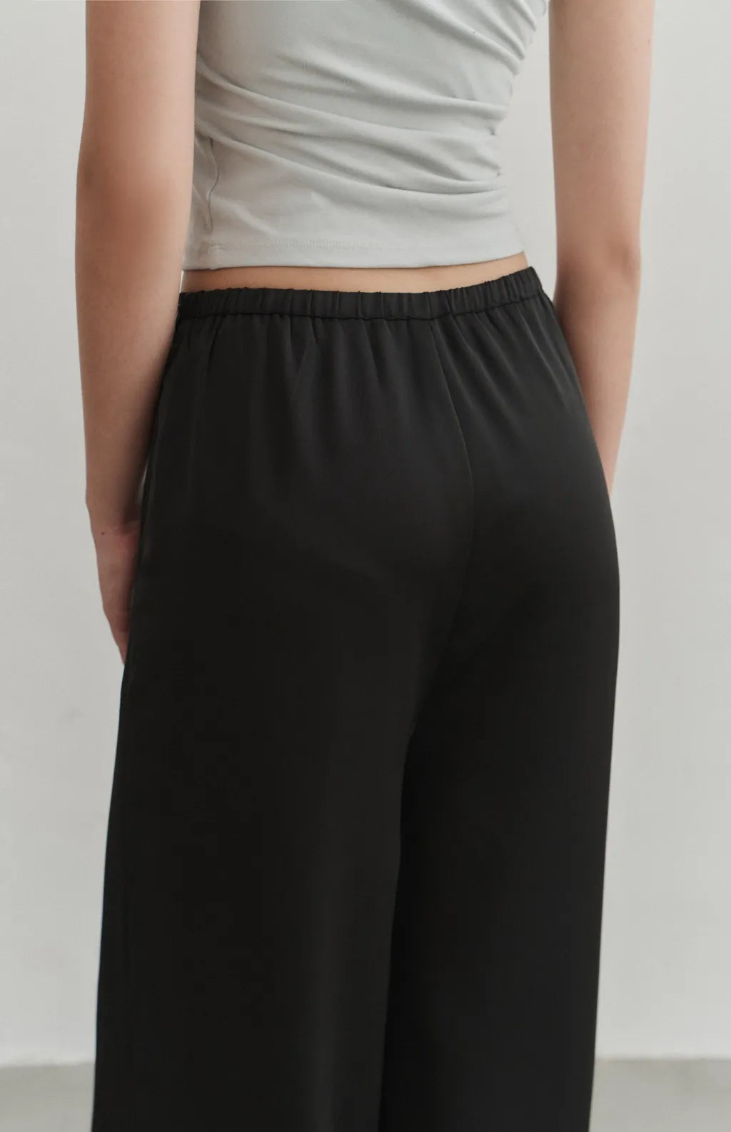 Silky Drapey Wide-Leg Trousers<br/>絲感垂墜寬褲