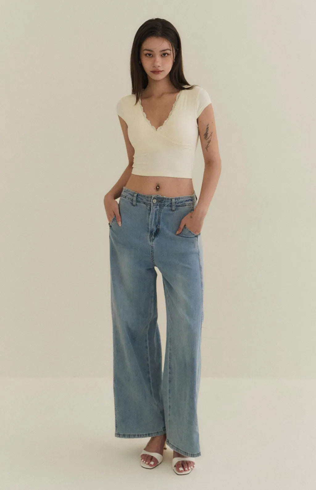 Lace-Trim Plunge Cap-Sleeve Bra Top<br/>蕾絲深V蓋袖Bra Top