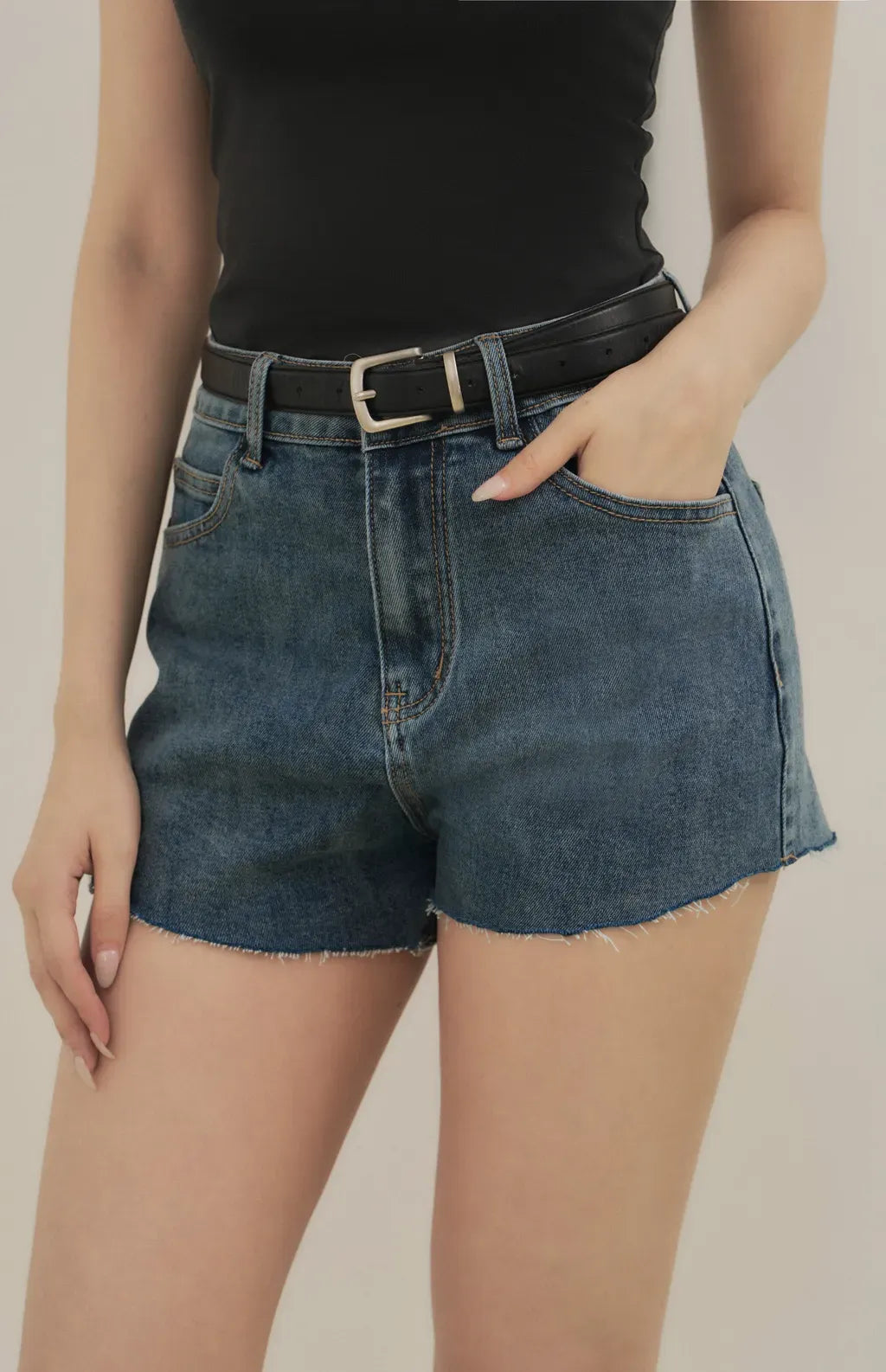 Raw Hem Denim Shorts<br/>簡約質感不收邊牛仔短褲