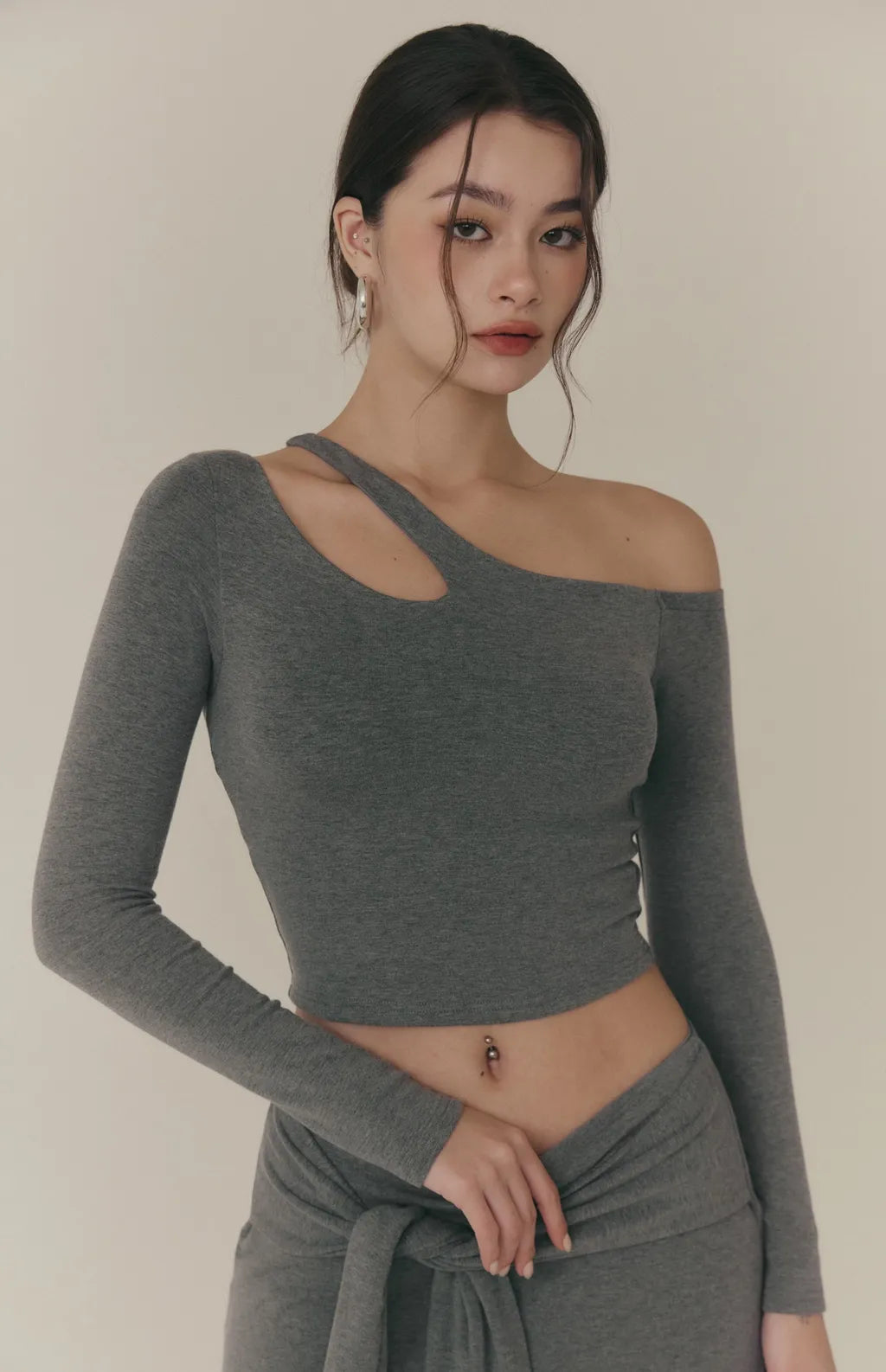 Cozy Wool-Blend One Shoulder Long Sleeve Bra Top<br/>羊毛暖絨不對稱簍空長袖Bra Top