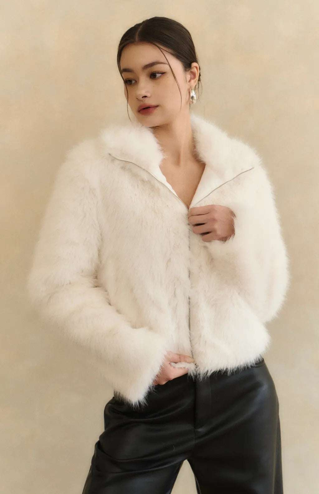 (現貨) Shaggy Faux Fur Zip Jacket<br/>俐落翻領毛毛拉鏈外套 -【S】