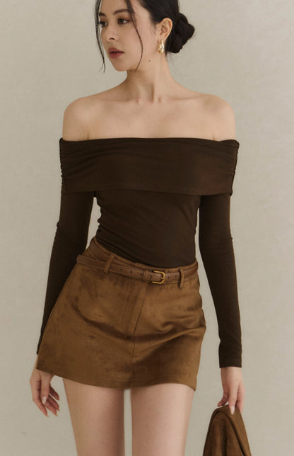 Draped Off-Shoulder Side-Ruched Sueded Bra Top<br/>平口翻領側抓皺磨毛長袖Bra Top