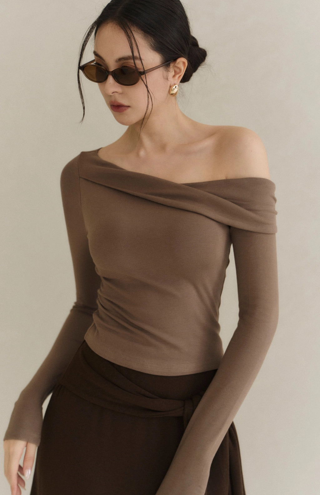 Asymmetric Sueded Long-Sleeve Bra Top<br/>不對稱斜肩修身磨毛長袖Bra Top