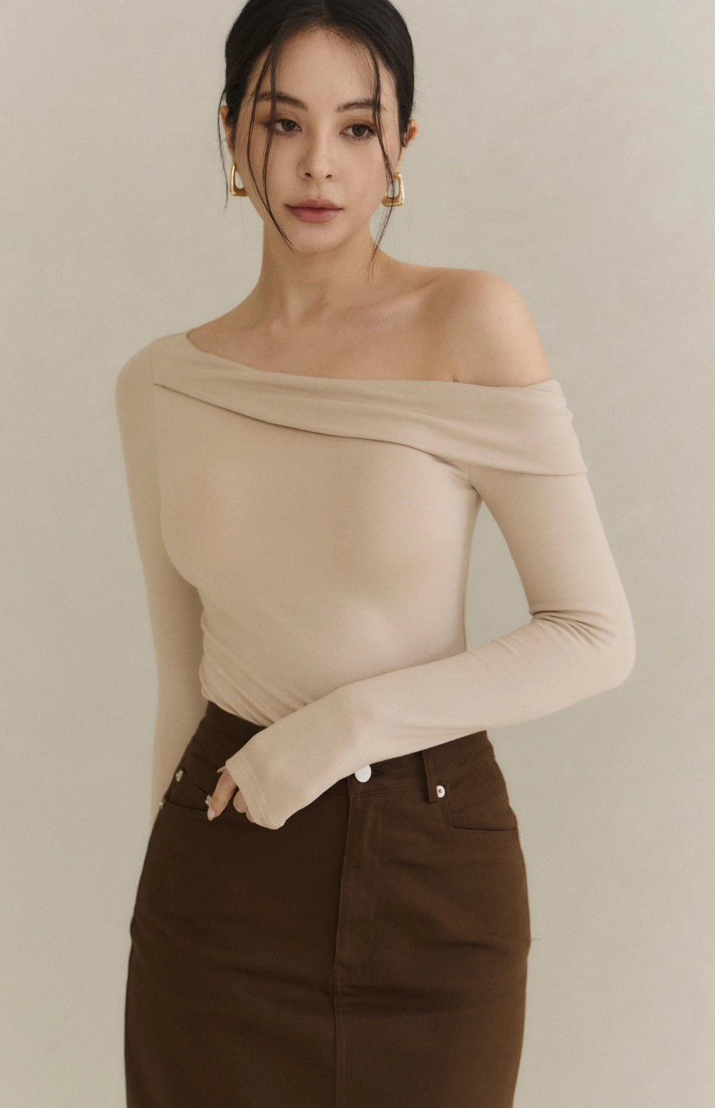 Asymmetric Sueded Long-Sleeve Bra Top<br/>不對稱斜肩修身磨毛長袖Bra Top