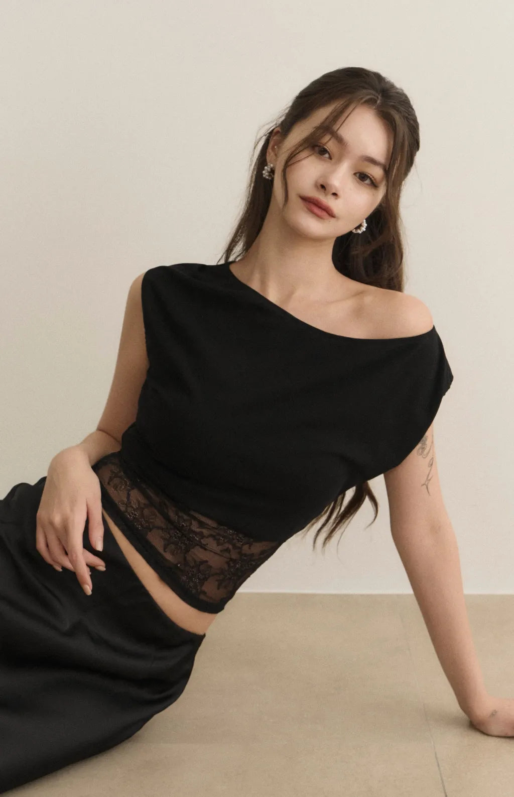 Asymmetric Lace Panel Bra Top<br/>斜領露肩拼接蕾絲Bra Top