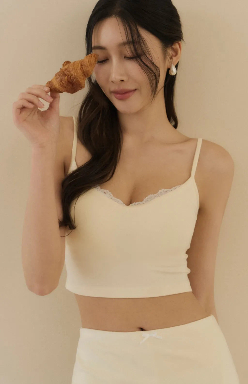 Lace-Trim V-Neck Cami Bra Top<br/>心機蕾絲Ｖ領細肩Bra Top