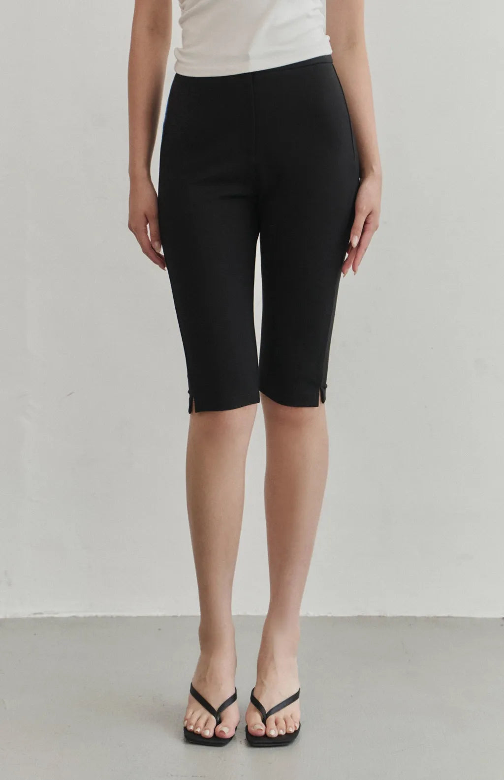 High-Waist Stretch Side-Slit Capri Shorts<br/>高腰彈力修身開岔Capri褲