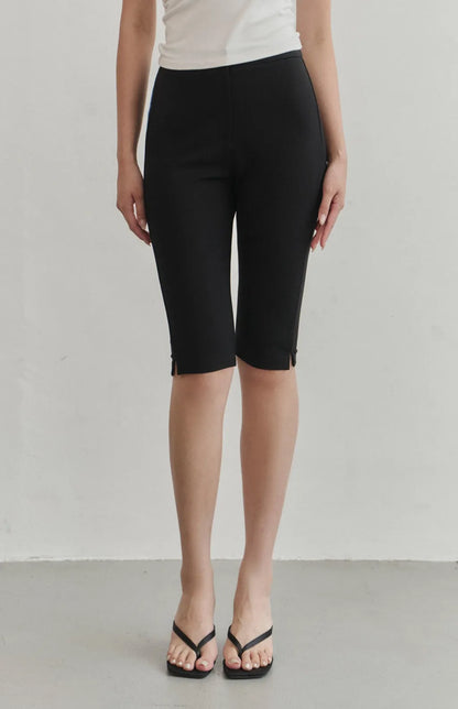 High-Waist Stretch Side-Slit Capri Shorts<br/>高腰彈力修身開岔Capri褲
