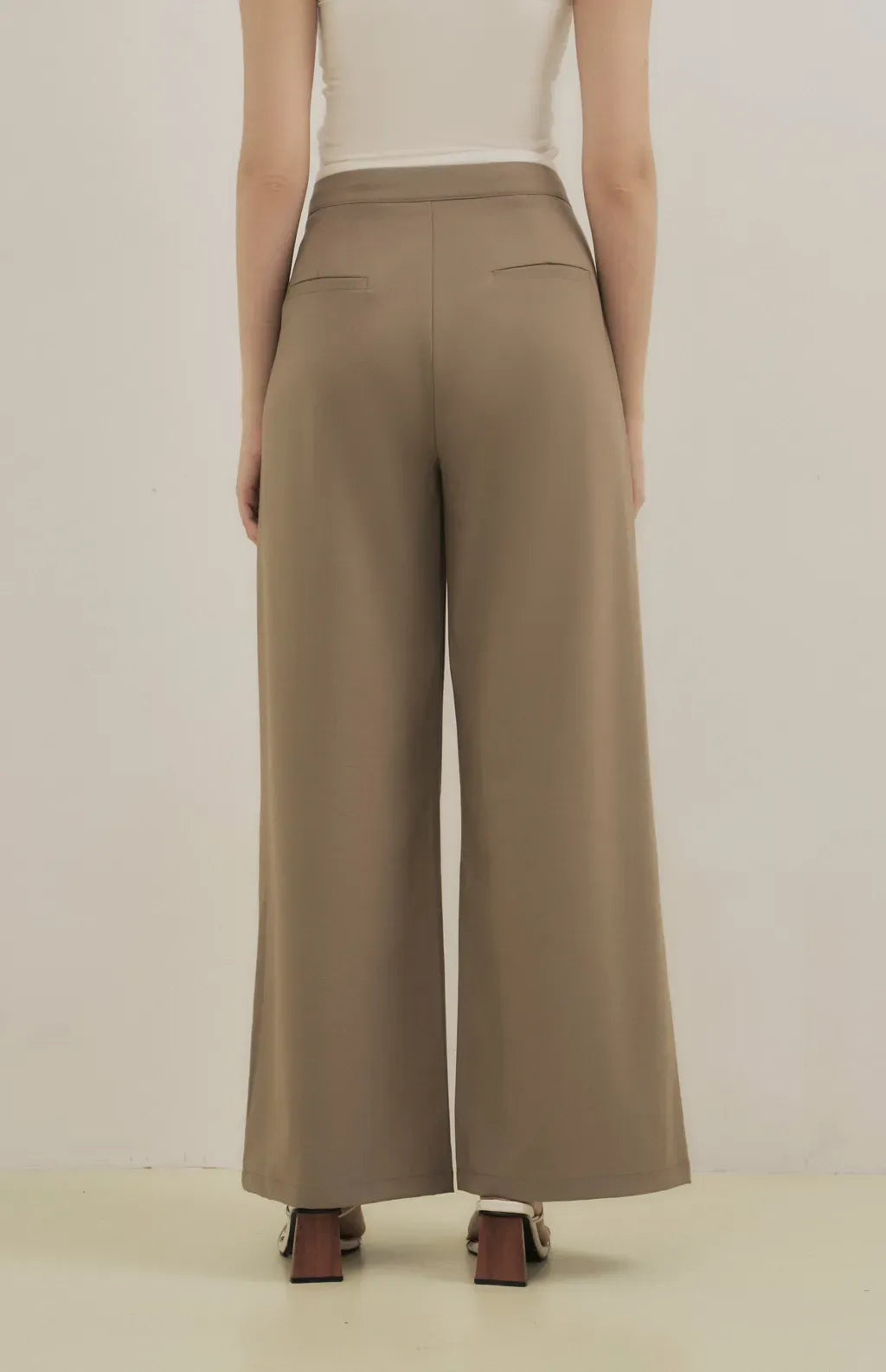Drawstring Flared Chino<br/>抽繩撞色落地西裝褲