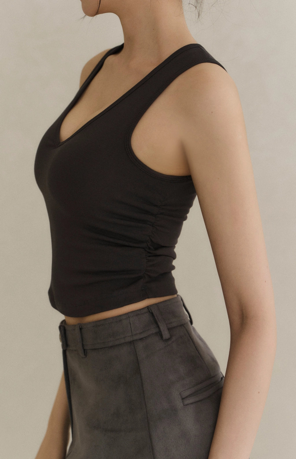 Wide Strap V-Neck Side-Ruched Sueded Bra Top<br/>寬肩V領側抓皺磨毛Bra Top