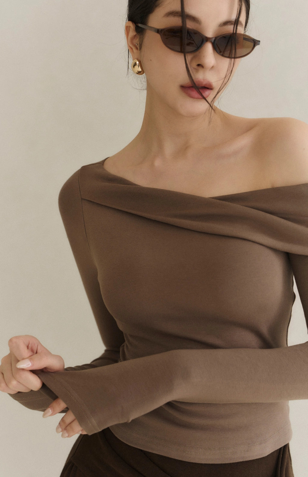 Asymmetric Sueded Long-Sleeve Bra Top<br/>不對稱斜肩修身磨毛長袖Bra Top