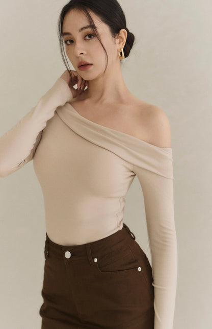 Asymmetric Sueded Long-Sleeve Bra Top<br/>不對稱斜肩修身磨毛長袖Bra Top