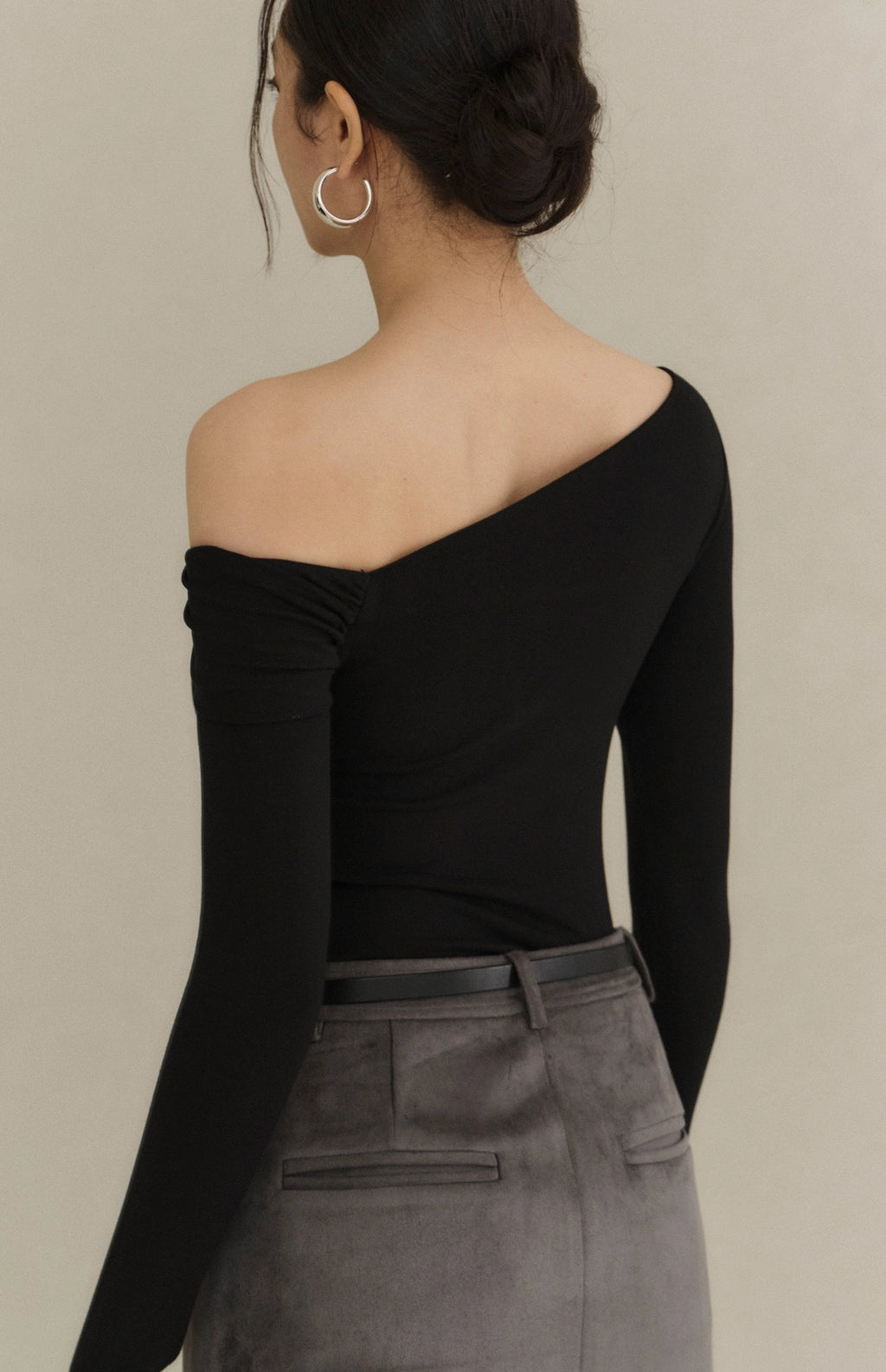 Asymmetric Sueded Long-Sleeve Bra Top<br/>不對稱斜肩修身磨毛長袖Bra Top