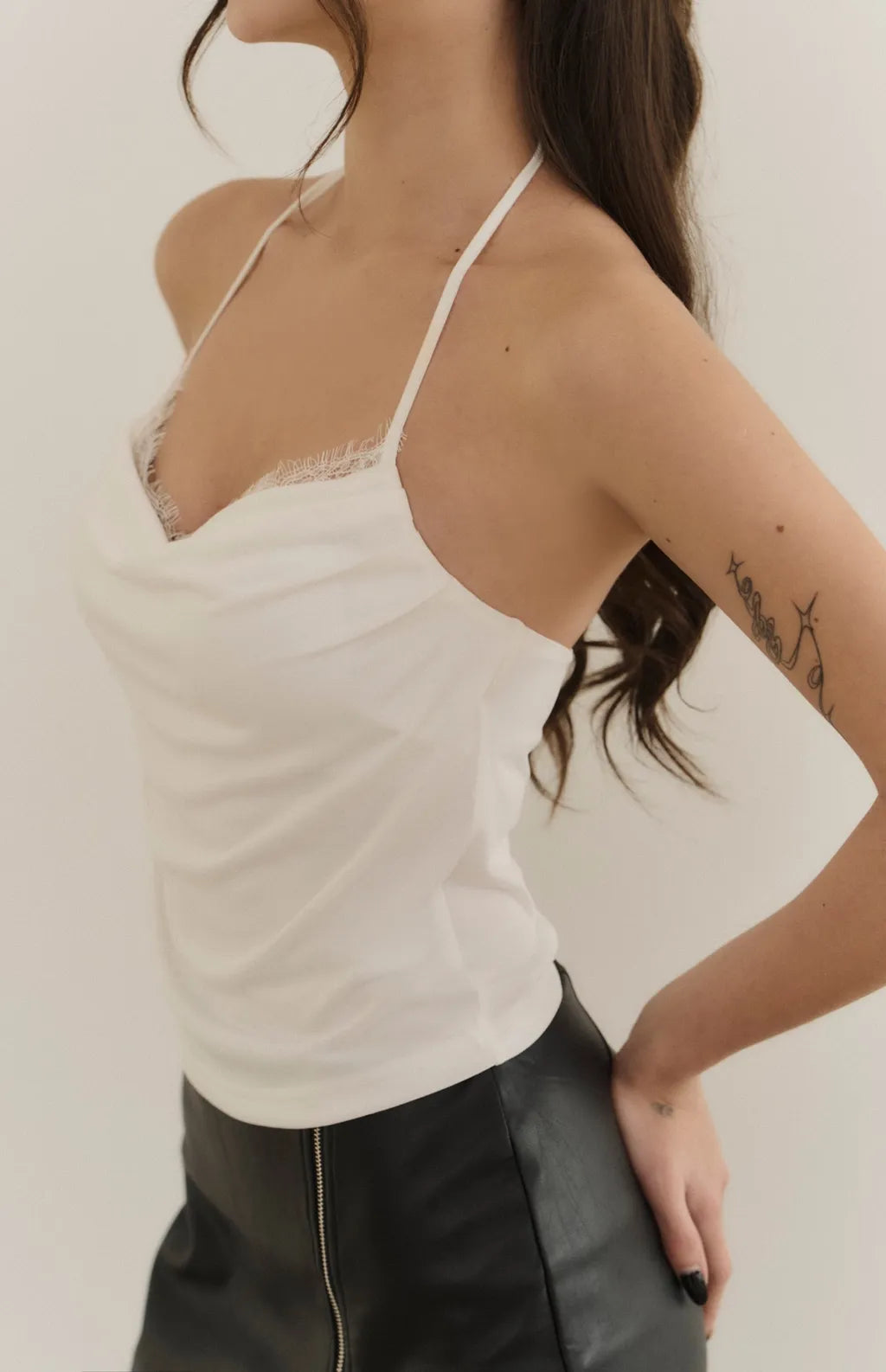 Ruched Lace Draped Tie-Front Bra Top<br/>抓皺蕾絲垂領綁帶Bra Top