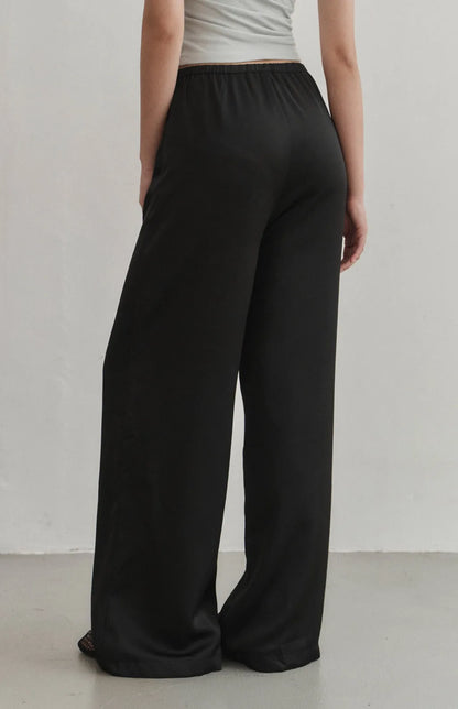 Silky Drapey Wide-Leg Trousers<br/>絲感垂墜寬褲