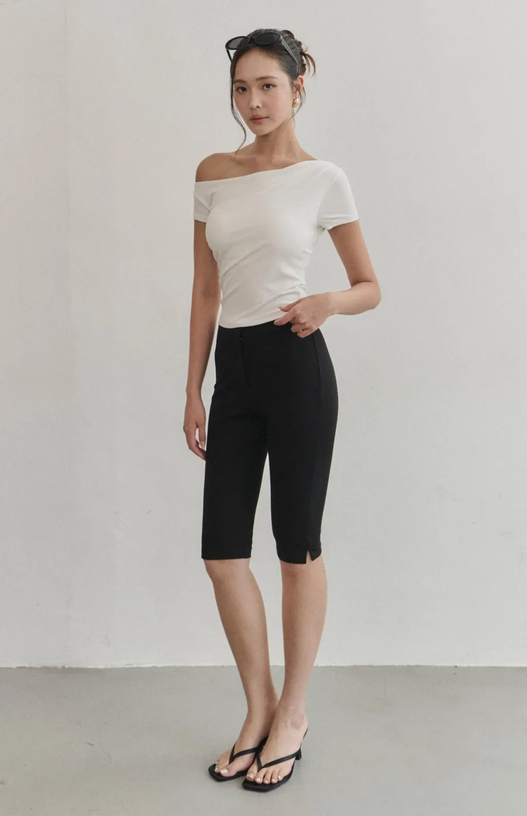 High-Waist Stretch Side-Slit Capri Shorts<br/>高腰彈力修身開岔Capri褲