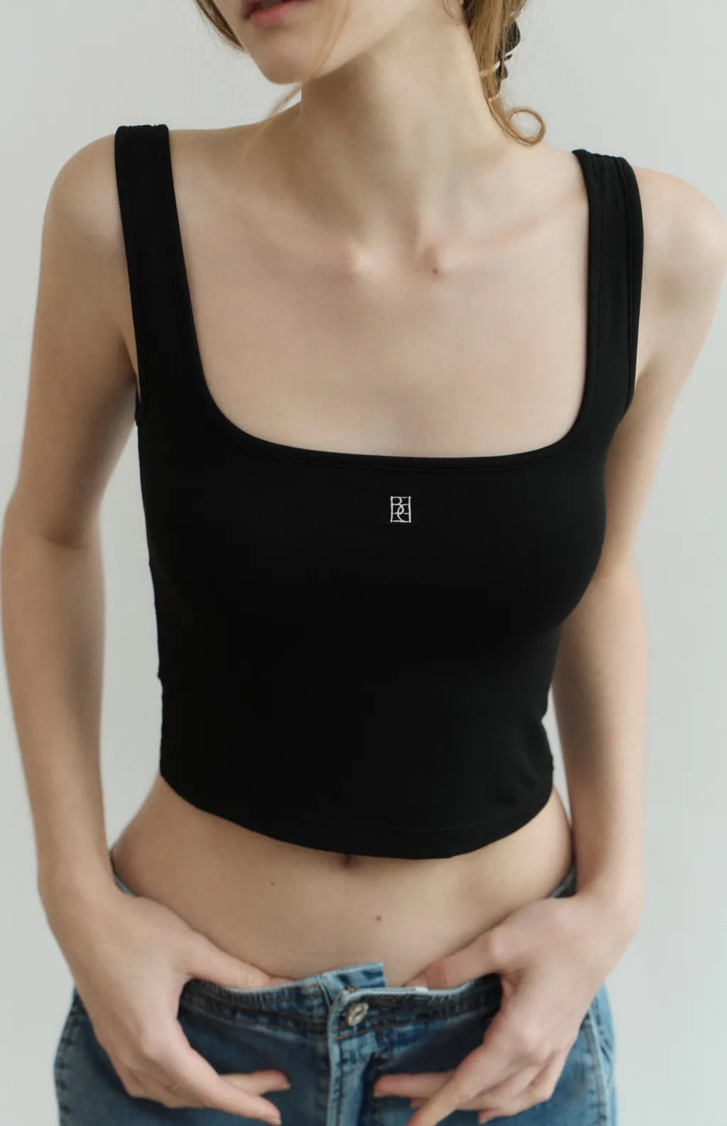 Barely-There Square-Neck Bra Top<br/>輕裸寬肩方領品牌刺繡Bra Top