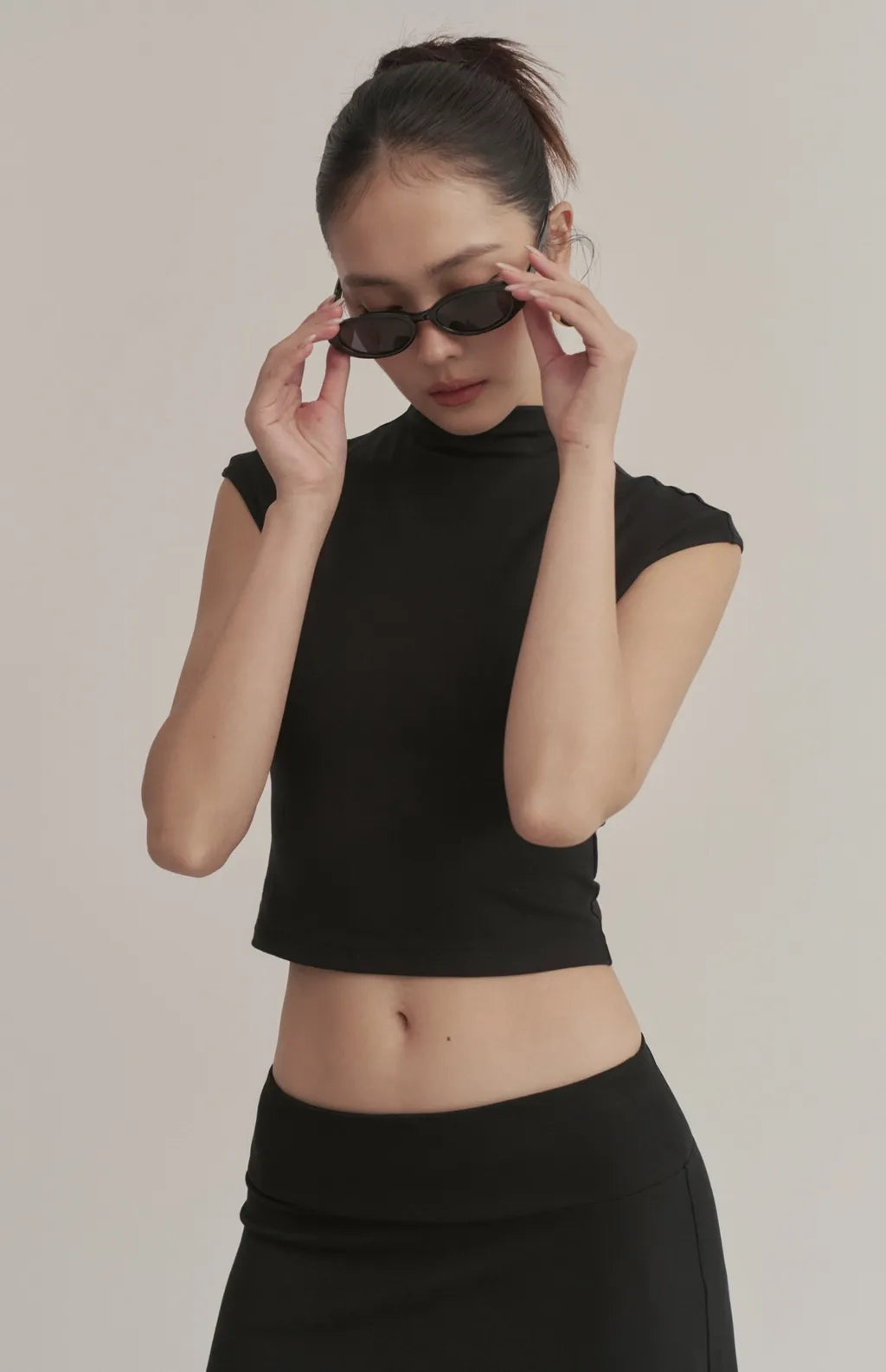 Soft Ribbed Mock-Neck Cap-Sleeve Crop Bra Top<br/>柔彈羅紋高領包肩Bra Top