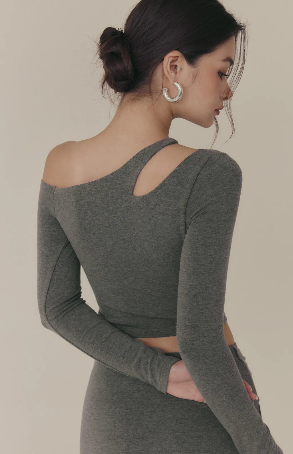 Cozy Wool-Blend One Shoulder Long Sleeve Bra Top<br/>羊毛暖絨不對稱簍空長袖Bra Top