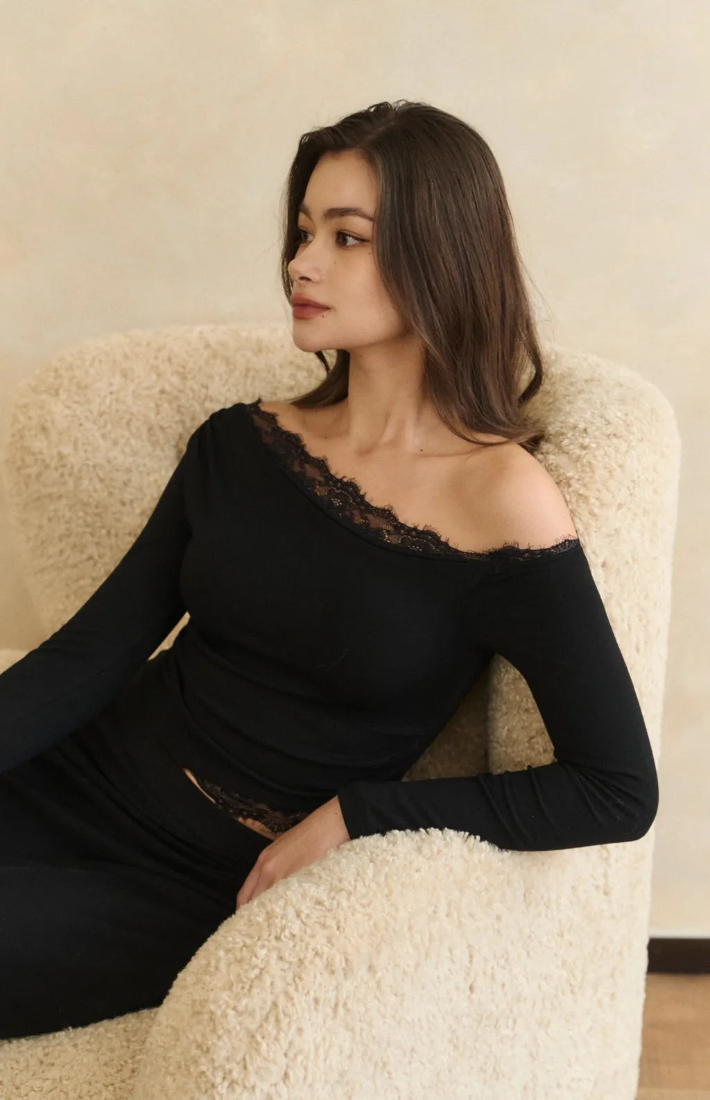 Lace Asymmetrical Sueded Bra Top<br/>蕾絲斜肩磨毛長袖Bra Top