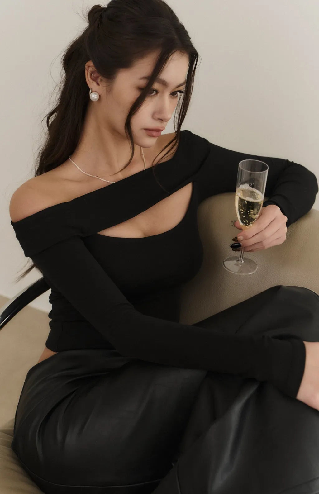 Off-Shoulder Cut-Out Long Sleeve Bra Top<br/>露肩一字領簍空長袖Bra Top