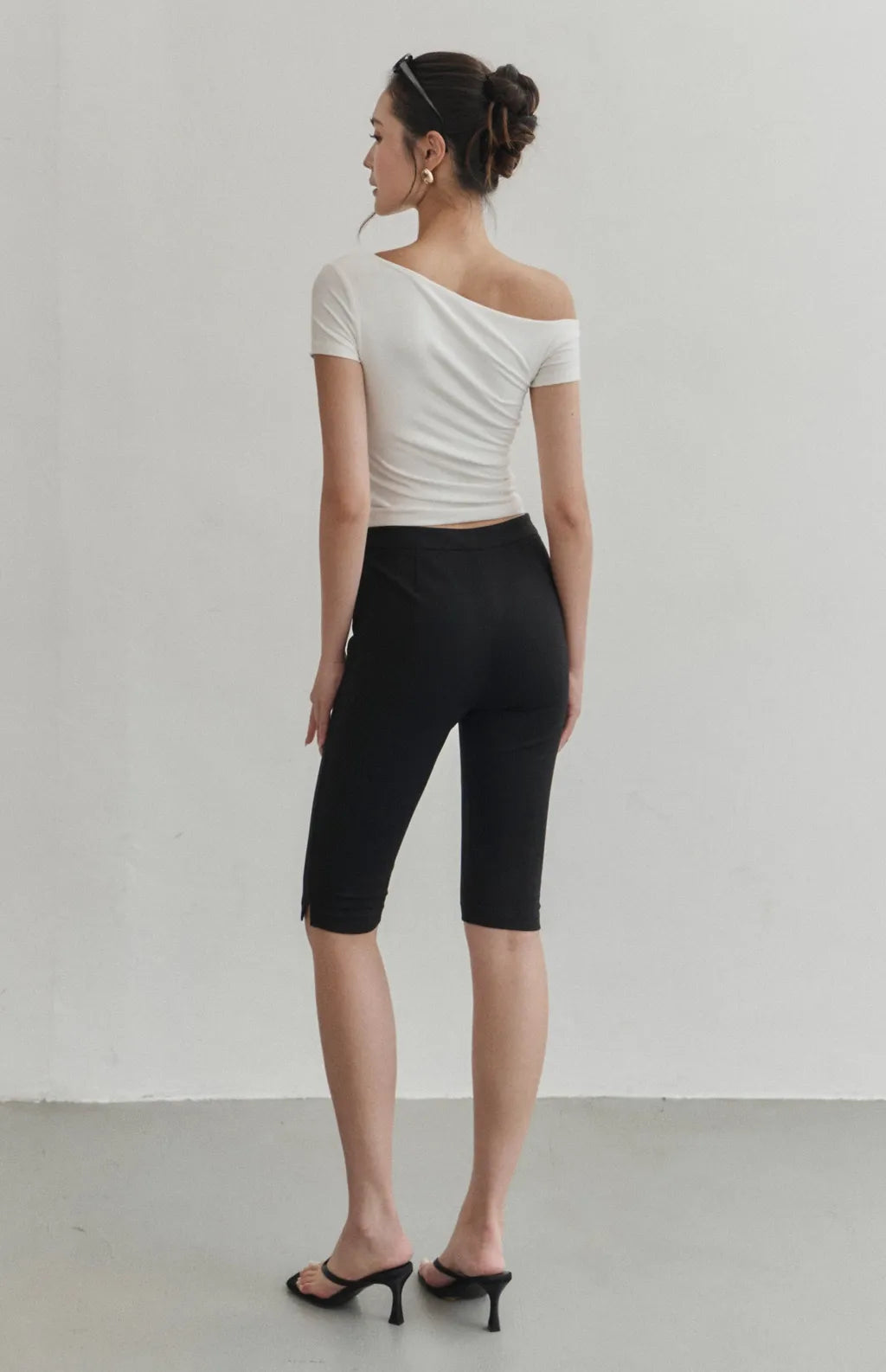 High-Waist Stretch Side-Slit Capri Shorts<br/>高腰彈力修身開岔Capri褲