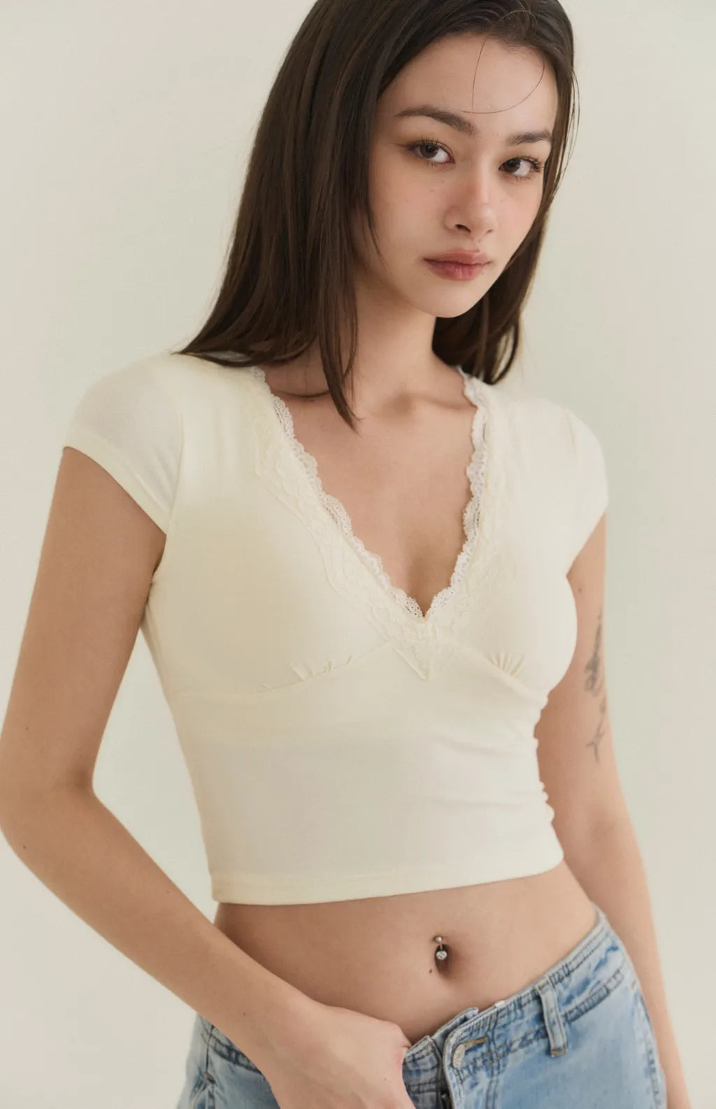 Lace-Trim Plunge Cap-Sleeve Bra Top<br/>蕾絲深V蓋袖Bra Top