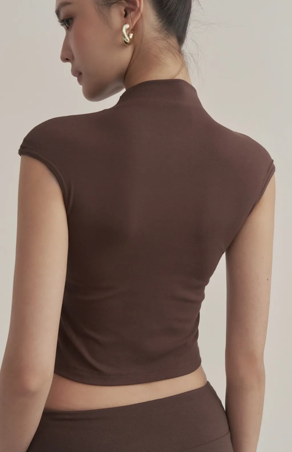 Soft Ribbed Mock-Neck Cap-Sleeve Crop Bra Top<br/>柔彈羅紋高領包肩Bra Top