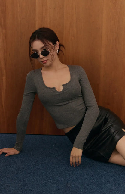 Ring-Button Long-Sleeve Bra Top<br/>心機開釦鏤空磨毛長袖Bra Top